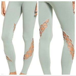 ALO Yoga• Entwine legging💚